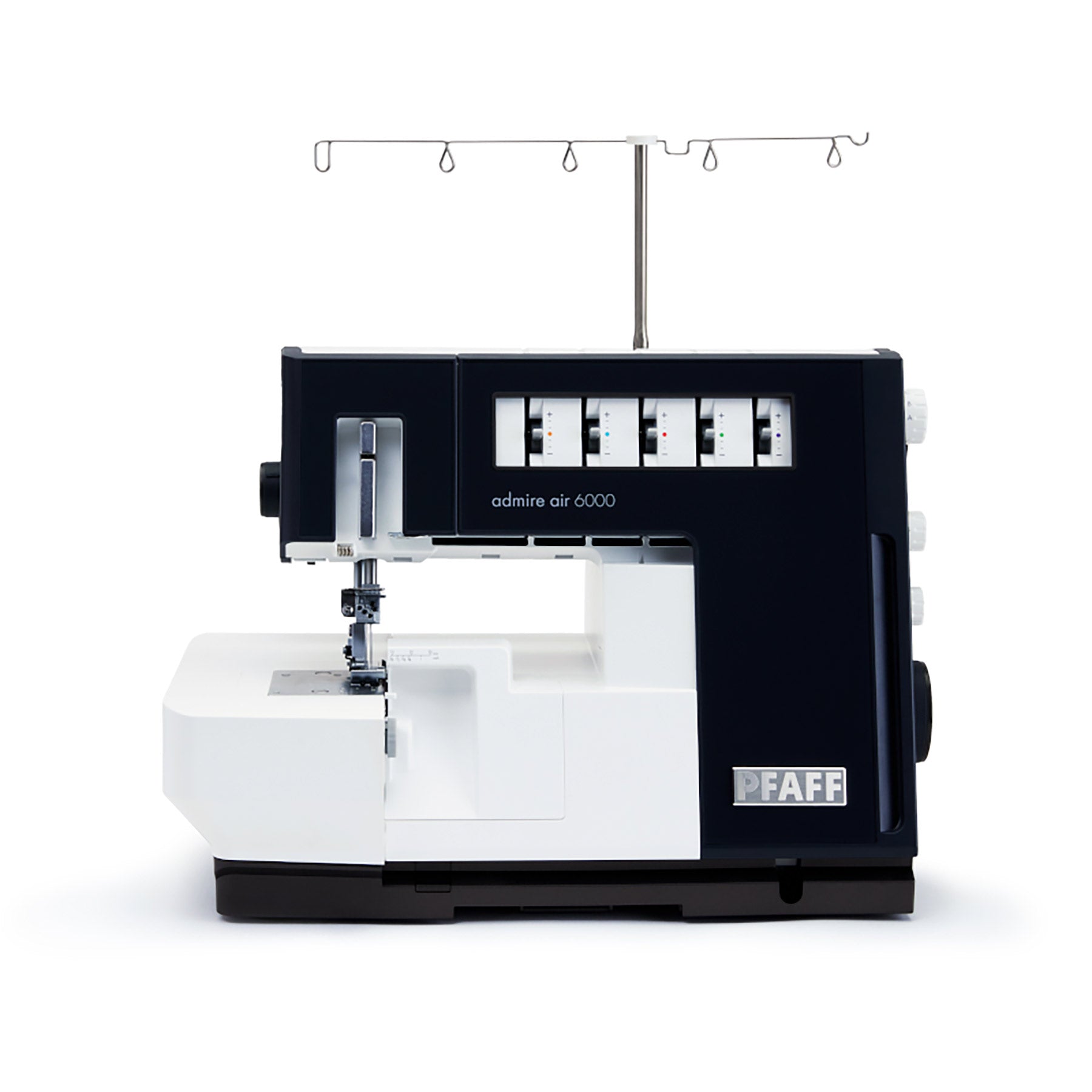 Image officielle de la machine coverlock PFAFF admire air 6000 Black ; le nom du modèle est visible sur le boîtier avant.